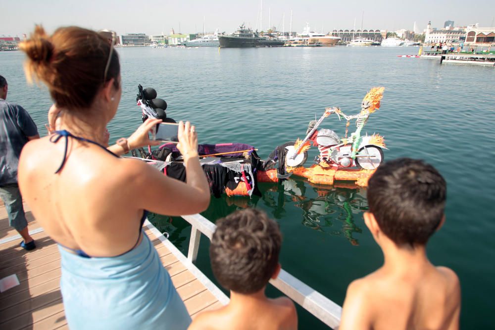 Regata de barcos locos en La Marina de València