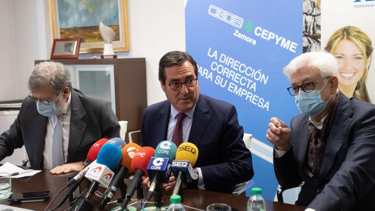 Garamendi, en el centro, junto a Santiago Aparicio y José María Esbec. |