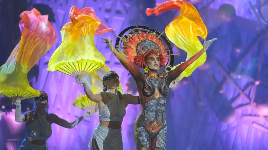 Una diosa de luz ilumina Los Carnavales del Mundo