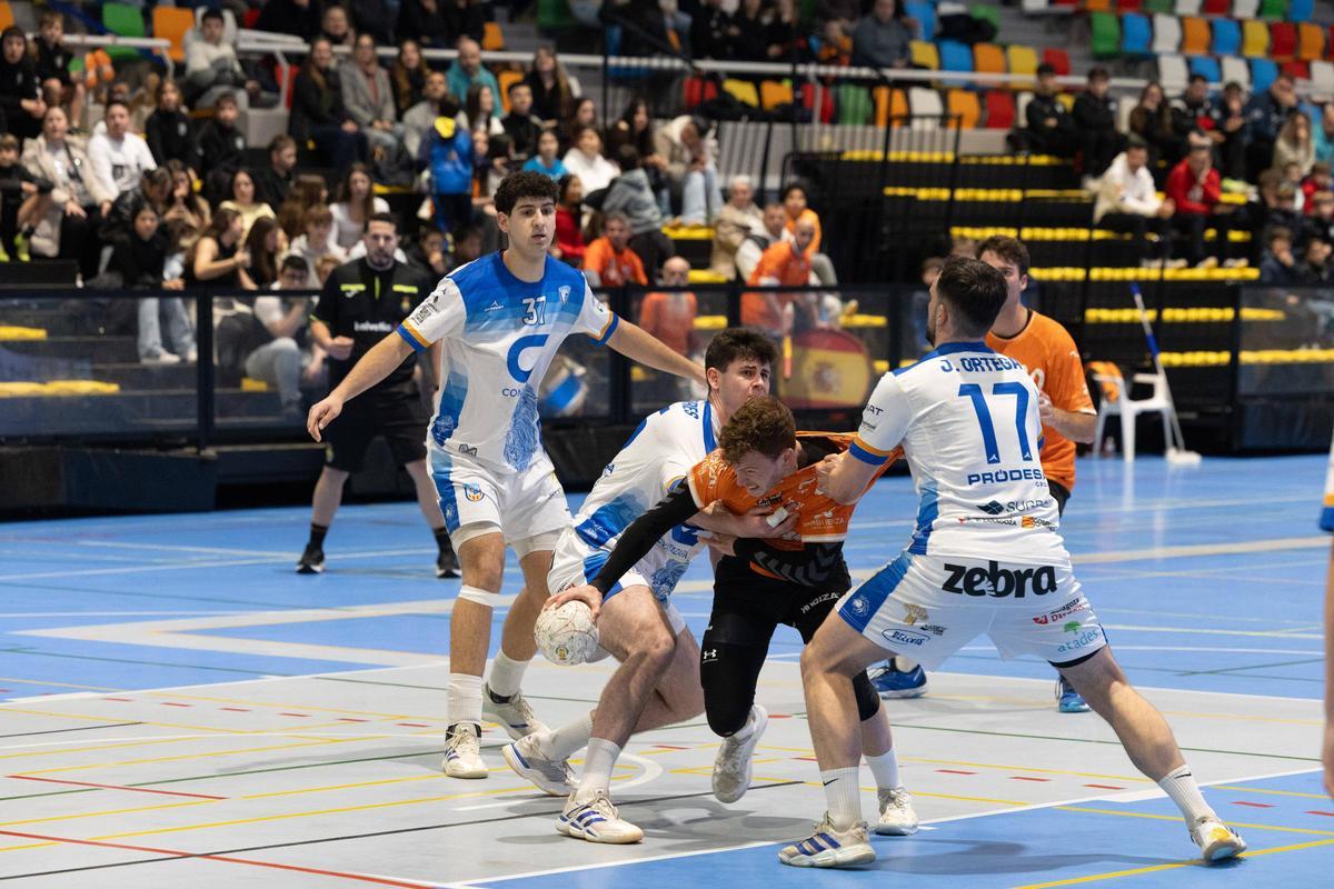 Biel Valera intenta sobrepasar la defensa rival en el último partido del Trasmapi