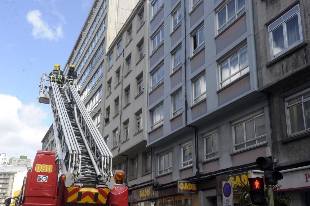 Los bomberos rescatan a un hombre en Os Mallos