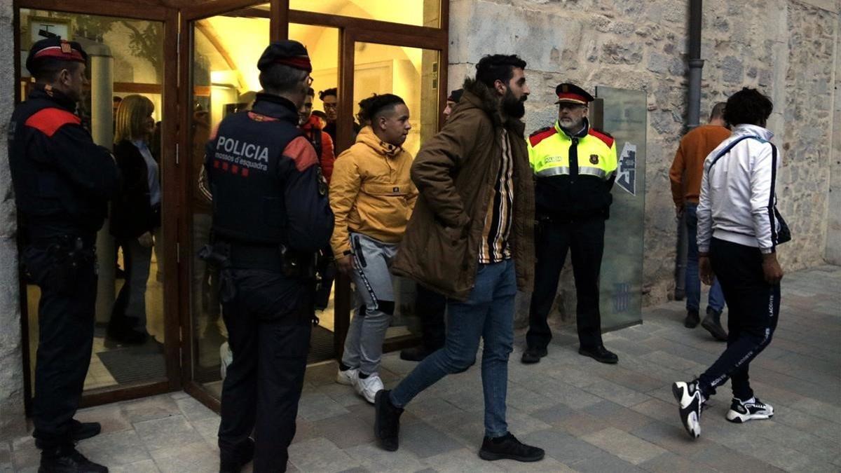 Jóvenes del centro de acogida de menores de Sant Gregori salen de su encierro de más de una hora en la sede de la Generalitat de Girona, el 26 de febrero del 2020