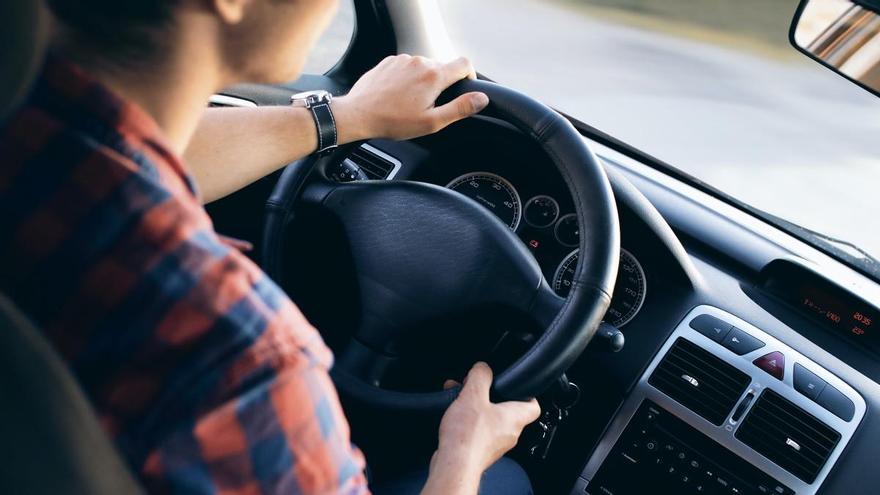 La tremenda multa de la DGT que te puede caer por llevar esto sucio en el coche