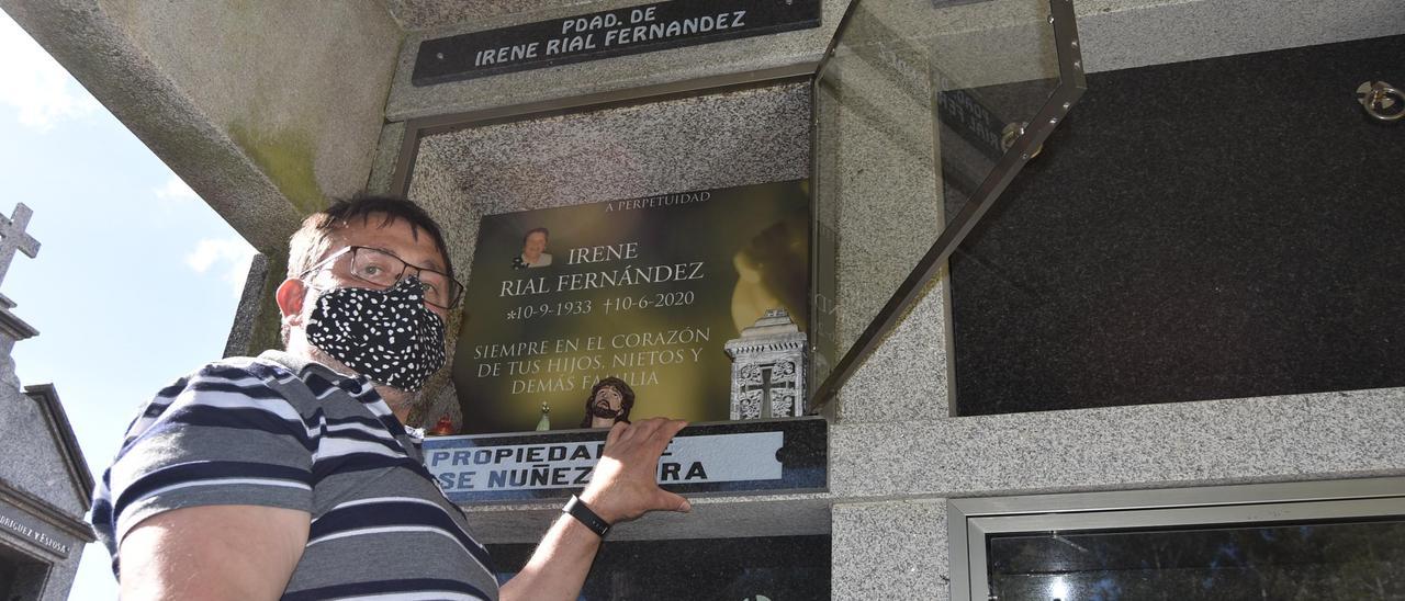 Emilio Rial Fernández, ayer, junto al nicho de su madre en el cementerio de Fornelos de Montes. / A.P.