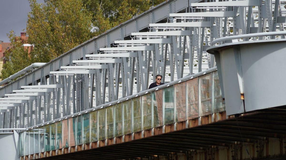 El Puente de Hierro, con parte de la zona oxidada junto a la pasarela peatonal. | JOSÉ LUIS FERNÁNDEZ (ARCHIVO)
