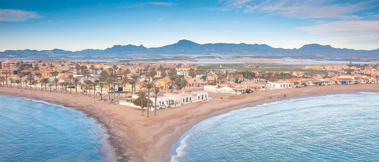 Viviendas en la playa de Nares (Mazarrón) que Costas sitúa ahora en dominio público.
