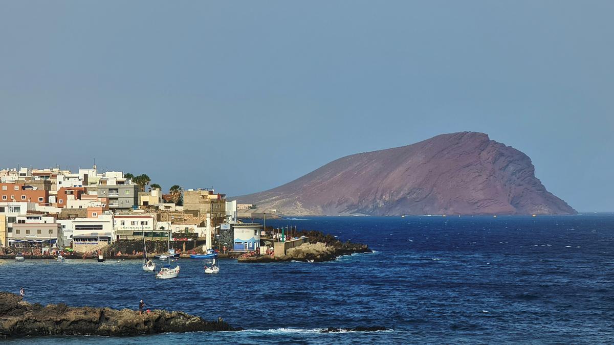 Litoral de El Médano en un día de calima.