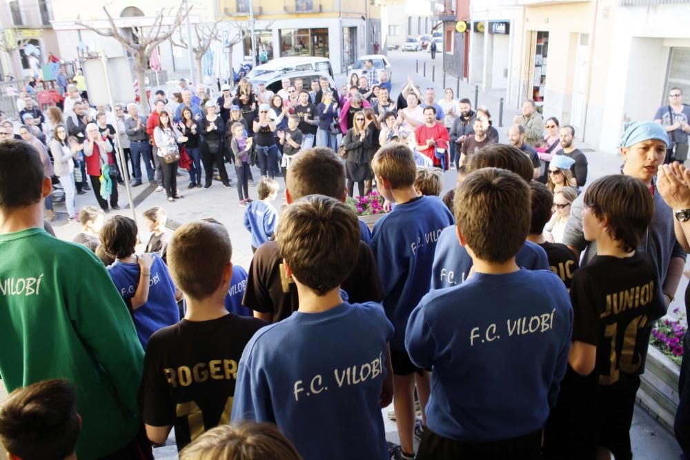 Protesta a Vilobí contra la unió dels dos clubs de futbol