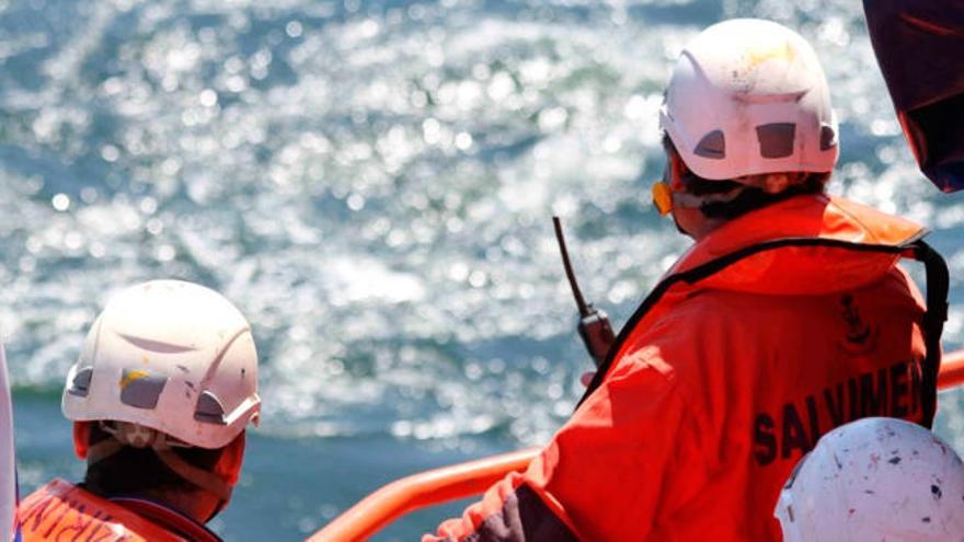 Así rescataron a los 3 tripulantes de un barco de Marín embestido por un catamarán en Gran Canaria