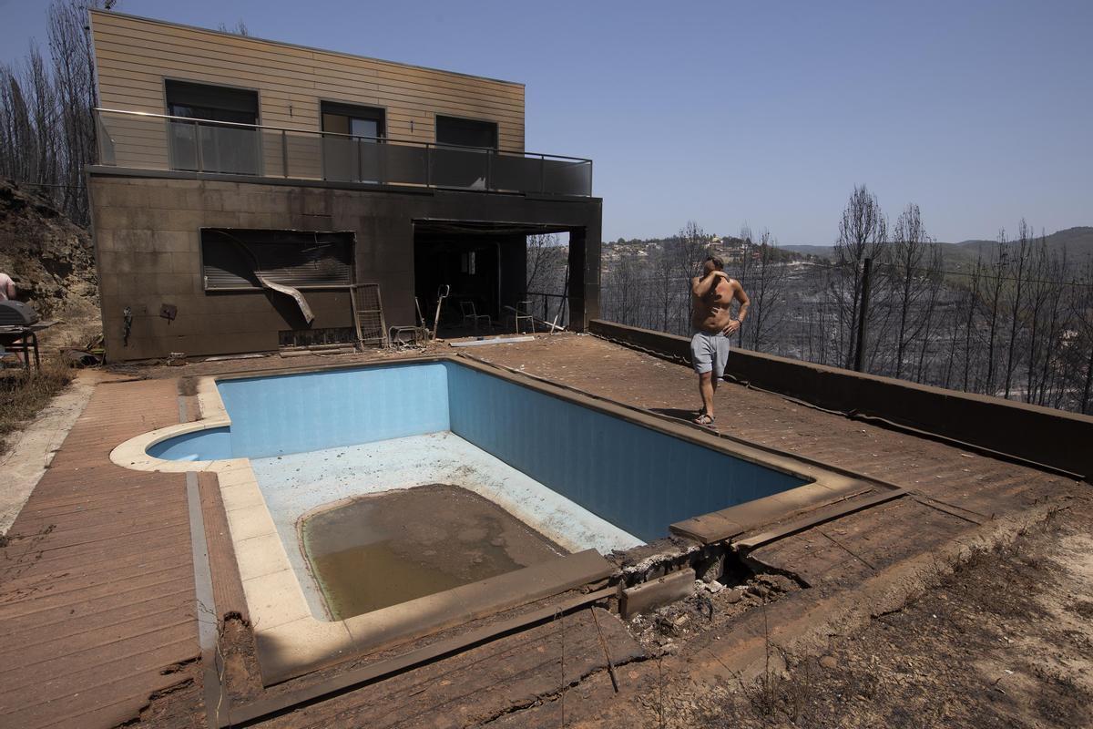 Vecinos del Bages en sus casas quemadas tras el incendio