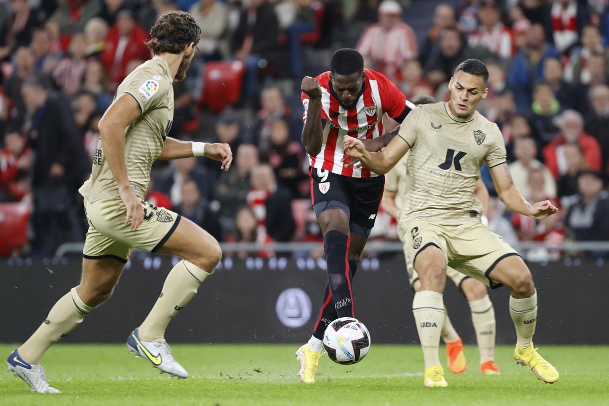 BILBAO, 30/09/2022.- El delantero del Athletic de Bilbao Iñaki Williams (c) lucha con el brasileño Kaiky Fernandes (d), de la UD Almería, durante el encuentro de la jornada 7 de LaLiga Santander que el Athletic Club de Bilbao y la UD Almería disputan este viernes en el estadio de San Mamés, en Bilbao. EFE/ Luis Tejido