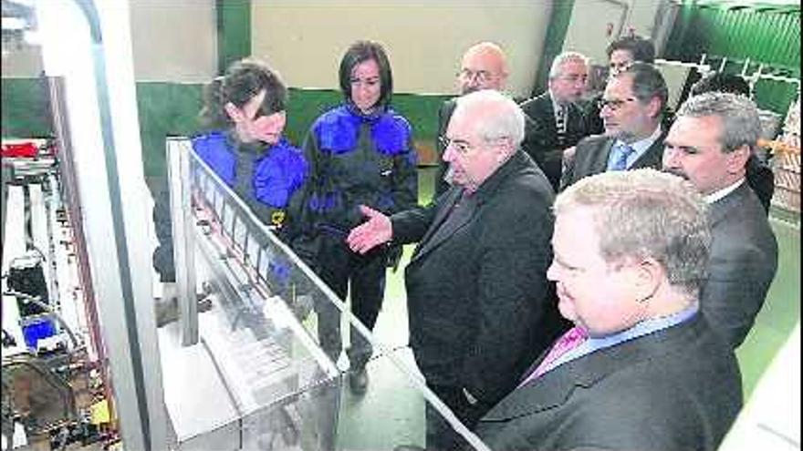 En primer término, Vicente Álvarez Areces y Severino García Vigón, durante la visita a la empresa, con Graciano Torre y Luis María García, detrás.