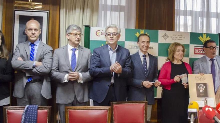 Autoridades en la presentación