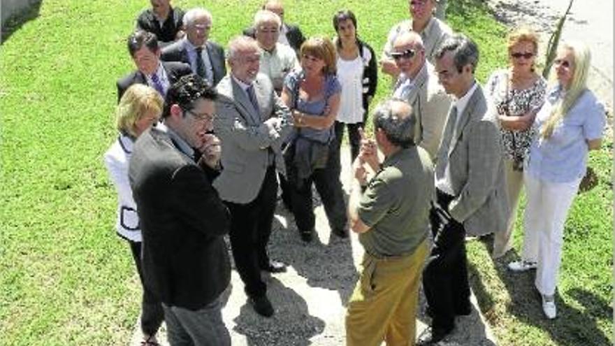 L&#039;alcalde en funcions (a l&#039;esquerra), Pedro A.Ríos (al centre) escoltant els veïns i representants municipals.