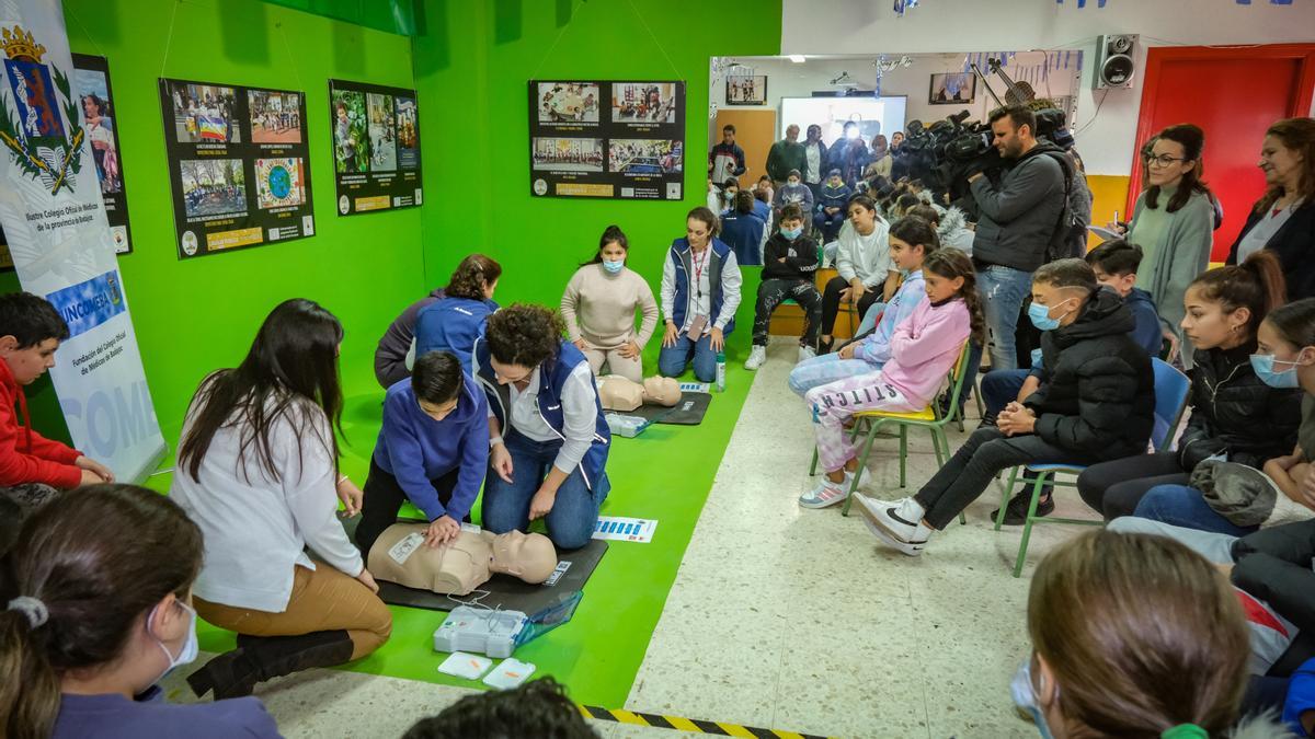 Alumnos en la clase práctica con los torsos adquiridos por el Colegio de Médicos de Badajoz.