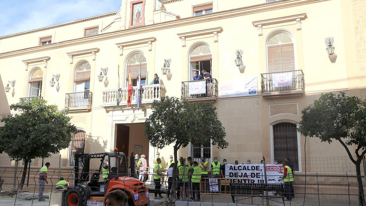 Protesta de la policía Local de Montilla, que ha sido presenciada por el alcalde.