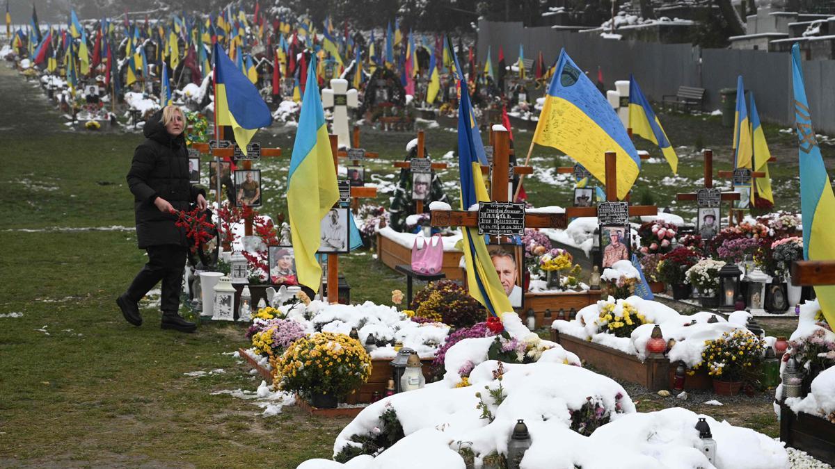 Una mujer visita unas tumbas en el cementerio de Lychakiv, en Lviv, Ucrania