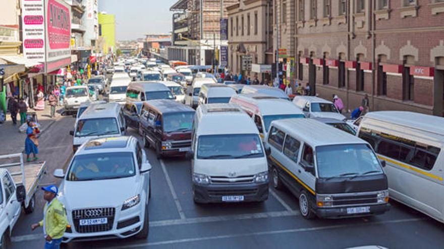 Un grupo de minibuses, en una carretera de Johannesburgo.
