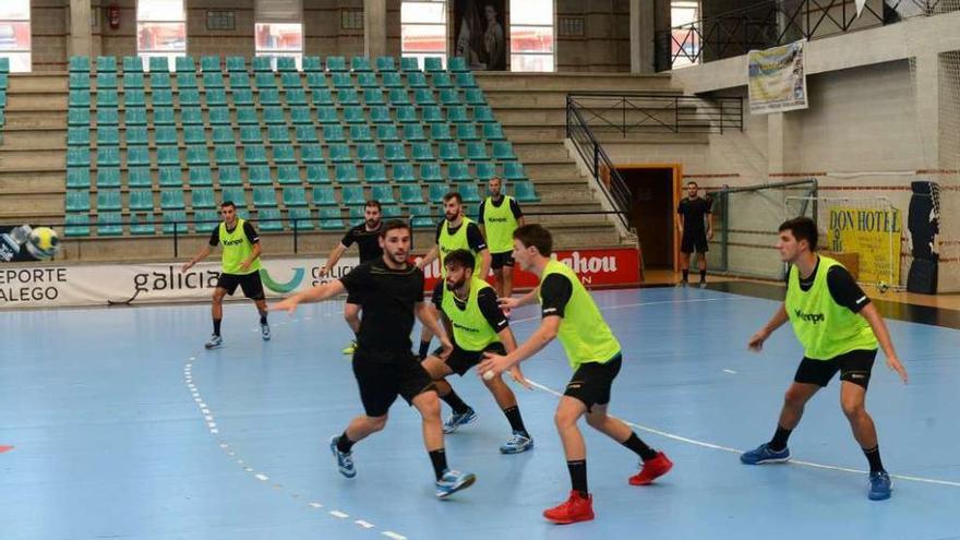 Una acción del entrenamiento de ayer del Frigoríficos en O Gatañal. // G. Núñez