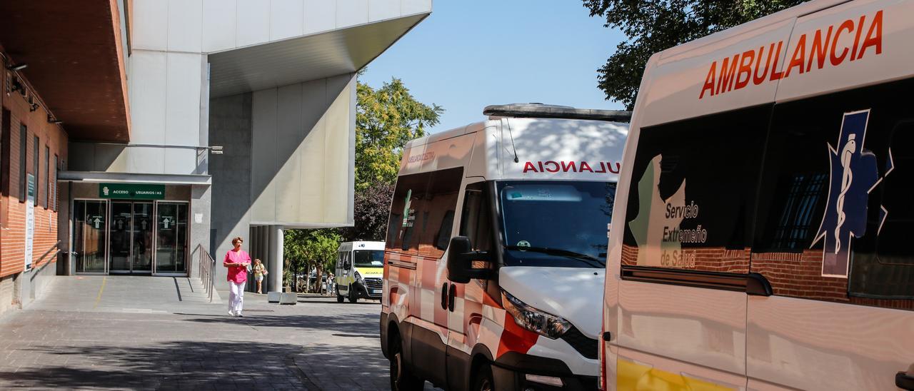 Una imagen de ambulancias en la puerta del hospital San Pedro de Alcántara, en Cáceres.