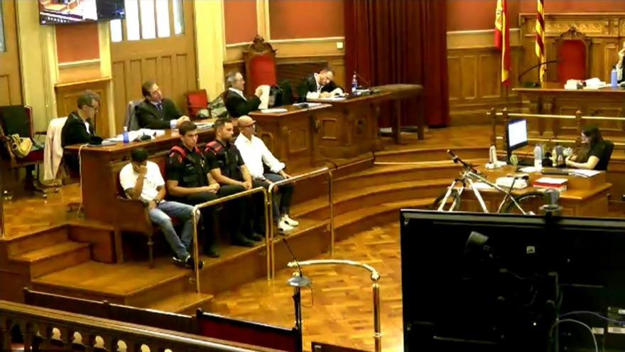 Los dos condenados por el asesinato de Valentín Moreno en 202, custodiado por los dos mossos.