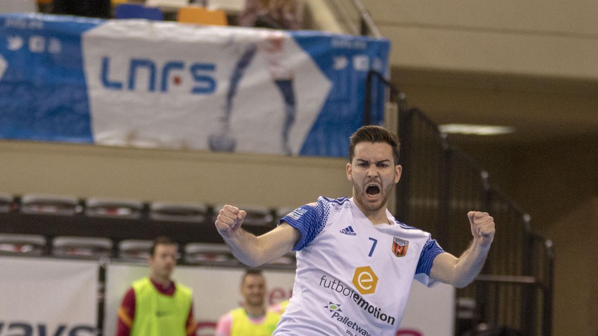 Javi Alonso celebra un gol con el Fútbol Emotion.