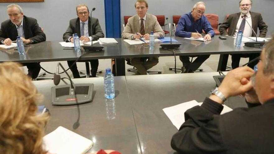 Mercedes Cruzado (COAG) y José Ramón García (UCA), sentados de espaldas, ayer en la reunión del Principado con los directores generales de Ganadería, Ibo Álvarez, y Agroalimentación, Jesús Casas, a la derecha.