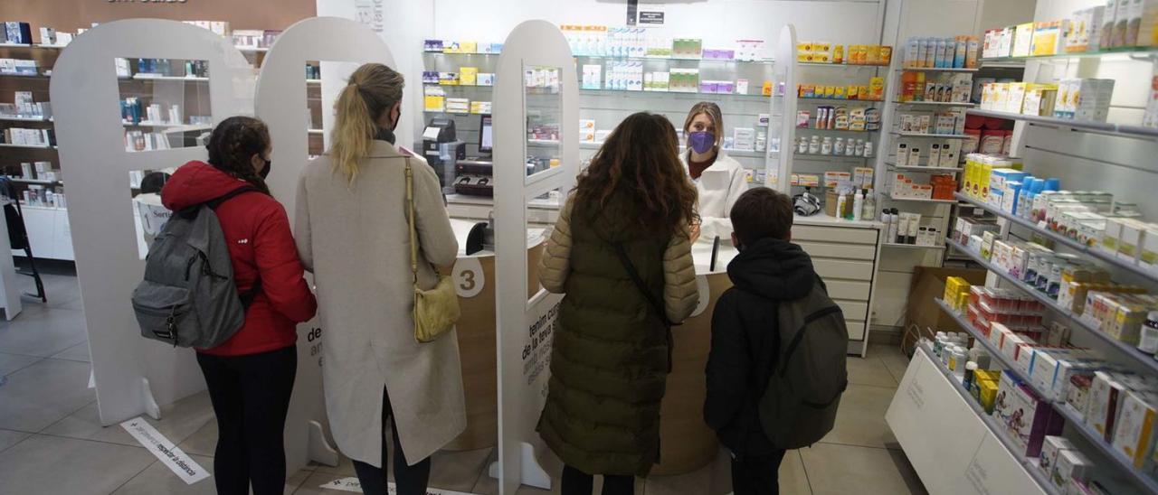 Una farmàcia de Girona, al gener quan es feien tests als escolars.  | MARC MARTÍ