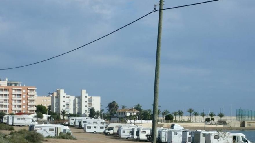 Las caravanas suelen acampar en las playas.