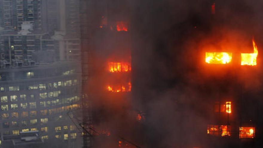 Las llamas se propagan por todo el edificio