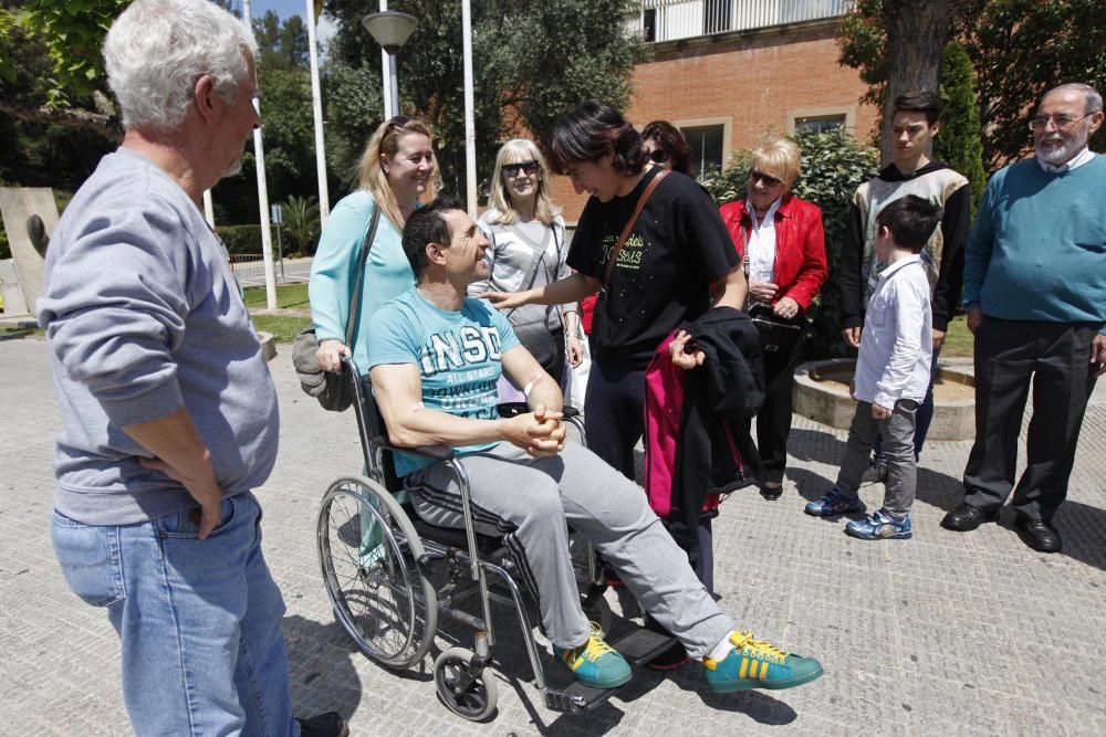 Ciclistes donen suport al medallista olímpic Josep Antoni Escuredo en sortir de l''hospital després de ser atropellat per un taxista