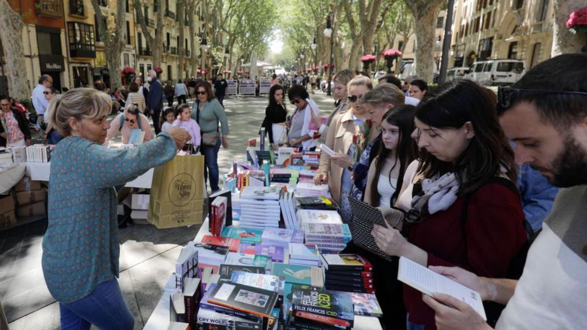 Darrera edició de Sant Jordi a Palma. | MANU MIELNIEZUK