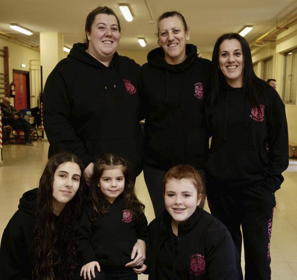 De pie, por la izquierda, Jenni Quirós y Sonia y Susana Cotarelo; agachadas, Sheila Quirós, Noah Álvarez y Ainhoa Fernández. | JUAN PLAZA