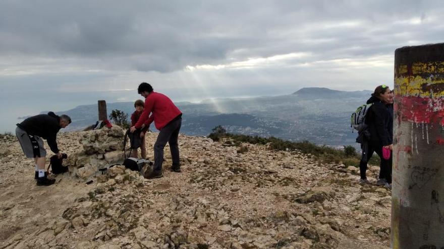 Cientos de senderistas ascienden al Montgó en Navidad