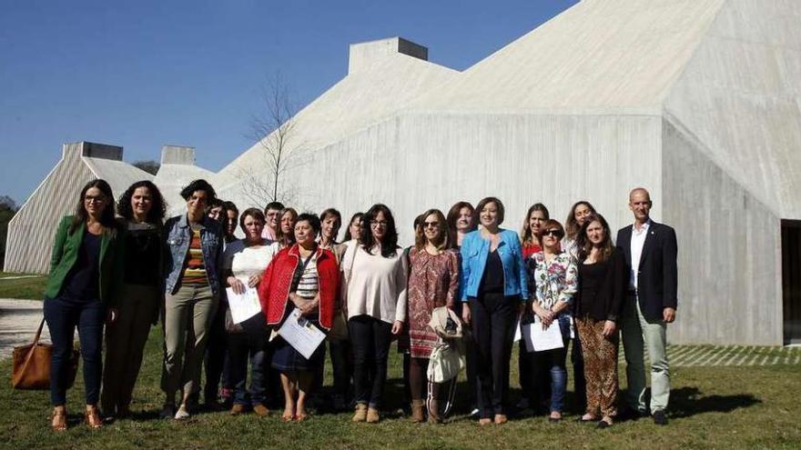 Las mujeres del Plan Aurora recogen sus títulos