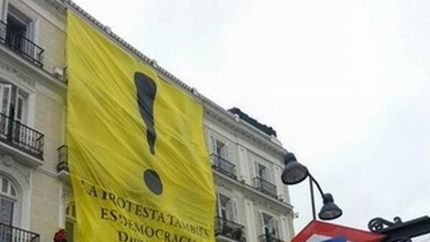 Greenpeace despliega en la Puerta del Sol una pancarta contra la ley de seguridad