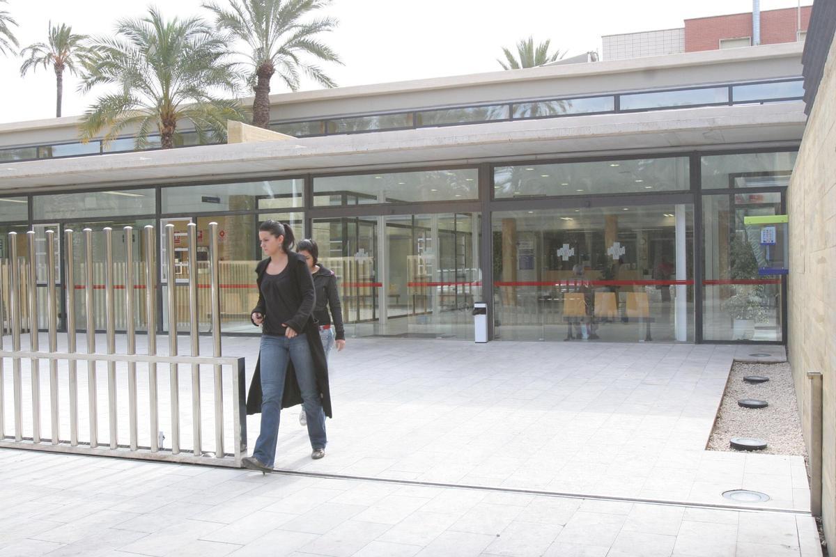 Centro de salud de El Raval, que ya tiene licencia municipal para poder ser ampliado en tres nuevas consultas