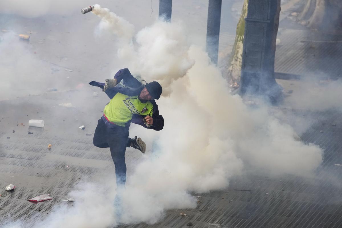 Manifestantes chocan con la policía antidisturbios frente al Congreso Nacional en Buenos Aires el 12 de junio de 2024. Los senadores argentinos debaten un paquete de reformas clave para el presidente ultraderechista Javier Milei, en una sesión marcada por huelgas y manifestaciones frente al Congreso.