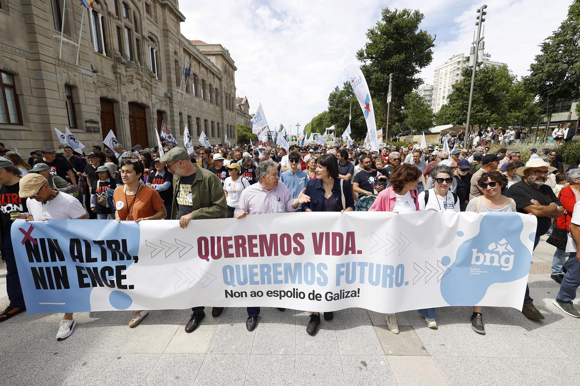 Miles de gallegos marchan de Pontevedra hasta Lourizán en protesta por las celulosas de Ence y Altri