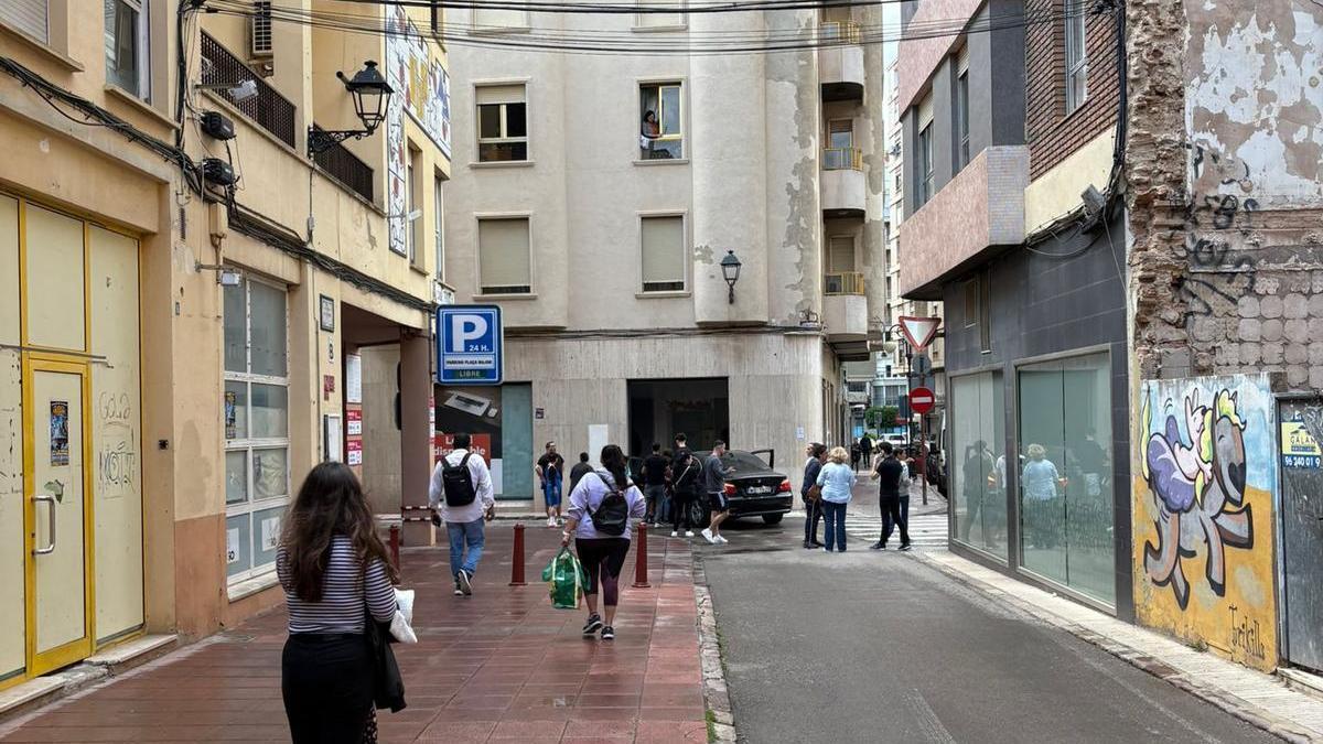 Coche empotrado en un inmueble de Alzira.