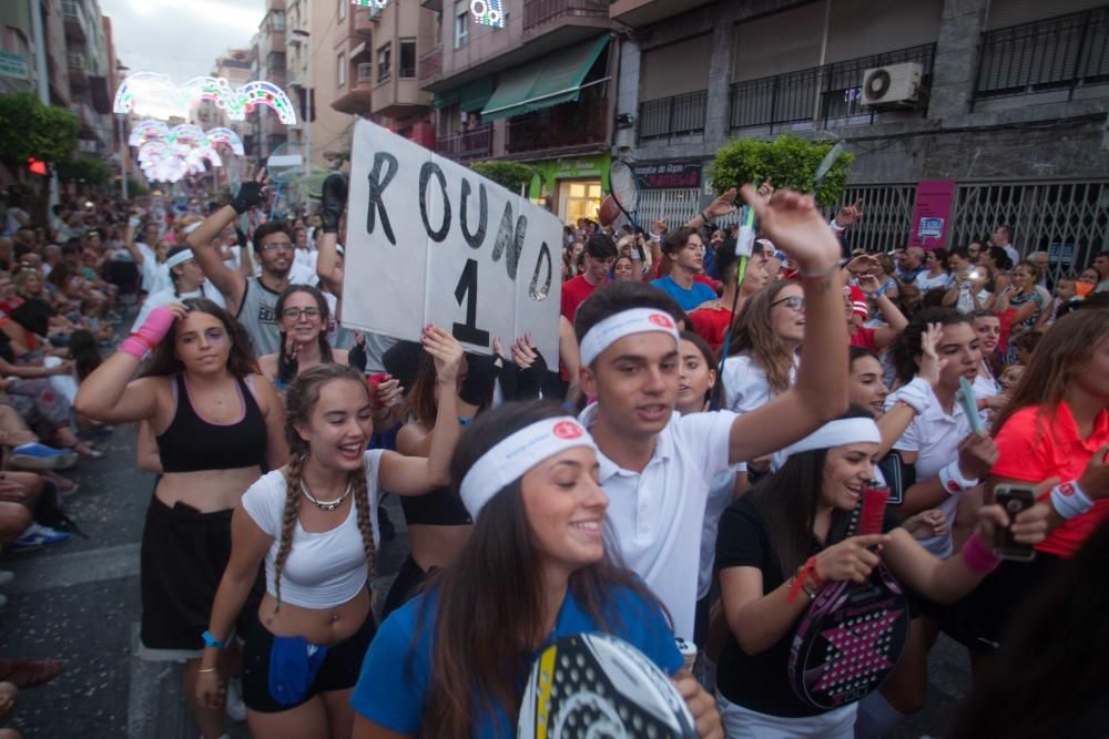 Desfile colorido de las comisiones en Elche