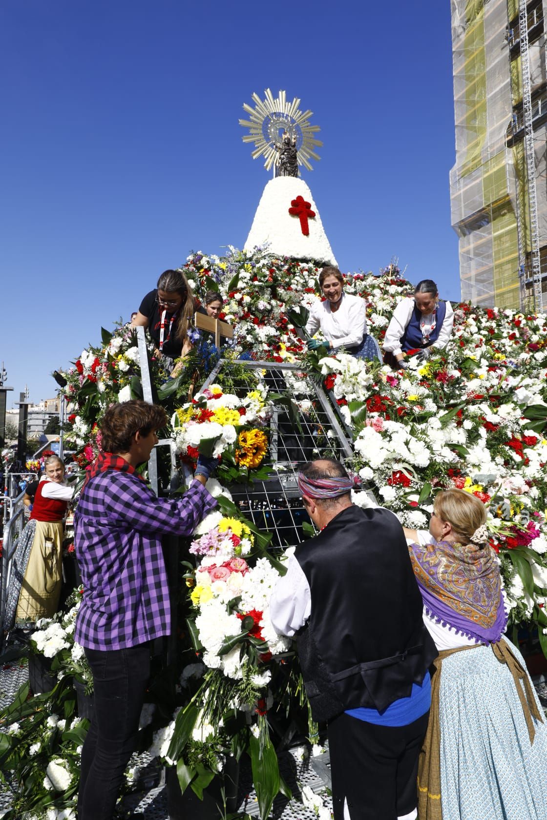 En imágenes | Zaragoza vive su día grande con la Ofrenda de Flores a la Virgen del Pilar