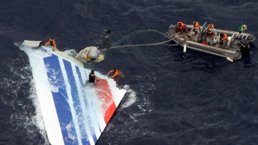 Fotografía cedida por la Fuerza Aérea brasileña, en la que se observa a un grupo de soldados de la Marina rescatando partes del avión Airbus A330-200 de Air France.