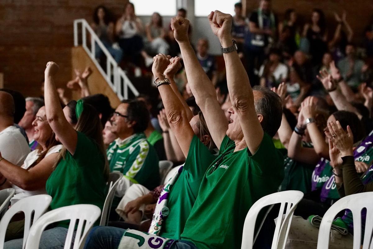 Aficionados del Unicaja CB disfrutan de la Final Four en el pabellón de Los Guindos