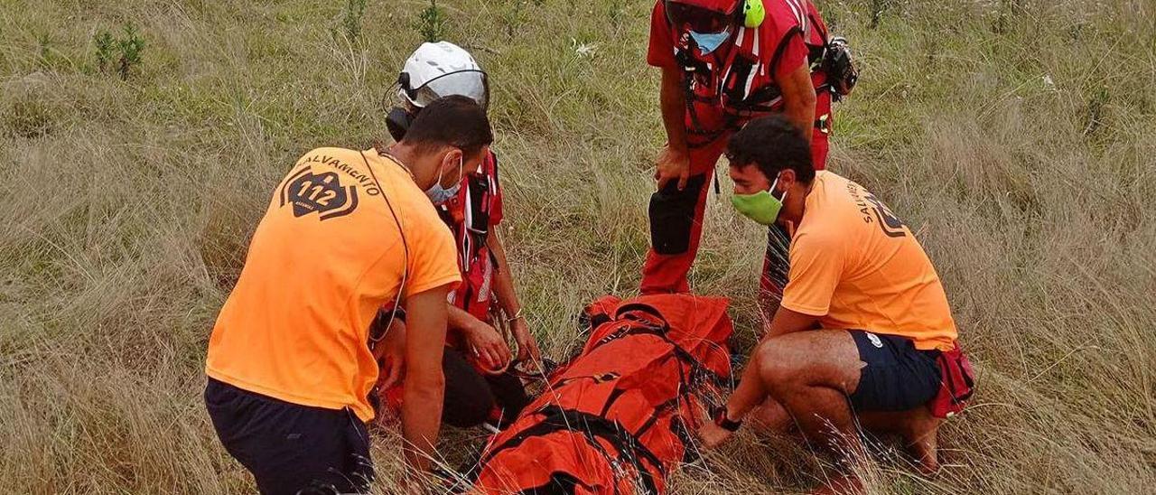 Efectivos de Bomberos y socorristas, ayer, durante el simulacro junto a la playa de Vega.