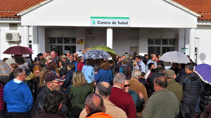 Unas 200 personas se concentran para reclamar mejoras sanitarias