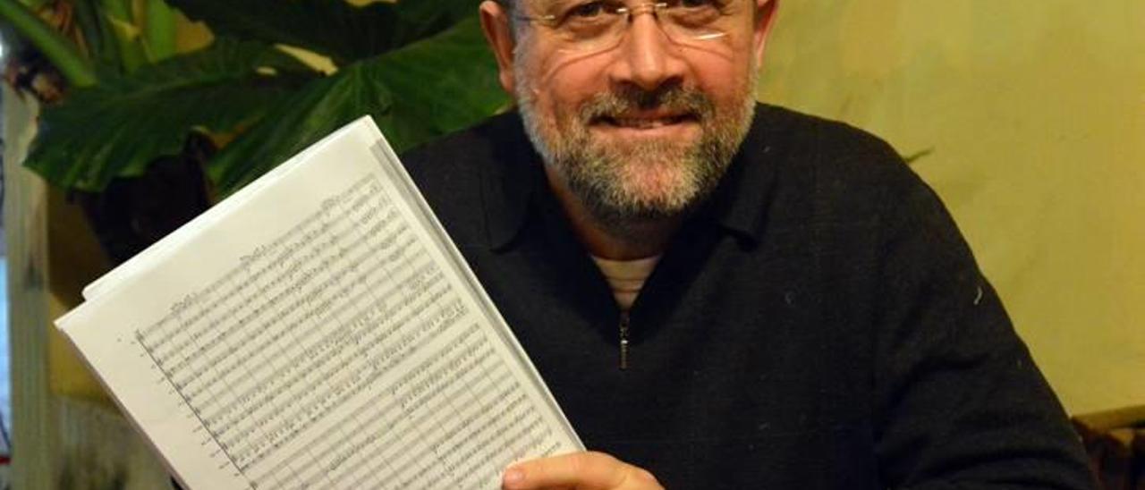 Antoni Genovart sujetando la partitura de su obra en honor al Archiduque.