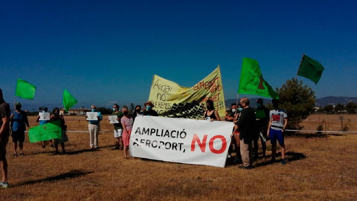 Manifestantes en Son Bonet contra las amplaciones de los aeropuertos de Son Sant Joan y del Prat