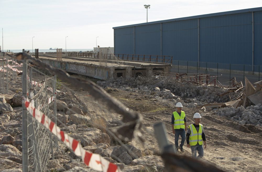 Avanzan los trabajos para desmantelar el Pantalán del Port de Sagunt.