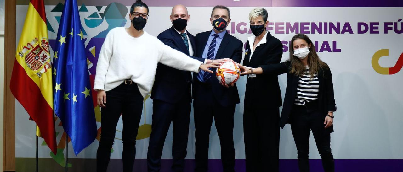 Marta Carro, futbolista del Valencia; Luis Rubiales, presidente de la Federación Española de Fútbol; José Manuel Franco, presidente del CSD; Lola Romero, directora general del Atlético de Madrid Femenino, y Sheila Elorza, jugadora del Eibar, tras la firma de los estatutos de la Liga profesional de fútbol femenina. | Europa Press